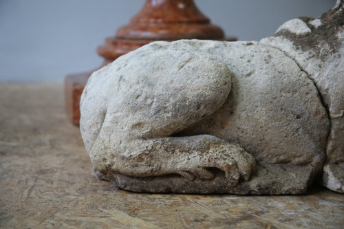 Lion sculpté en pierre calcaire, XVème siècle.