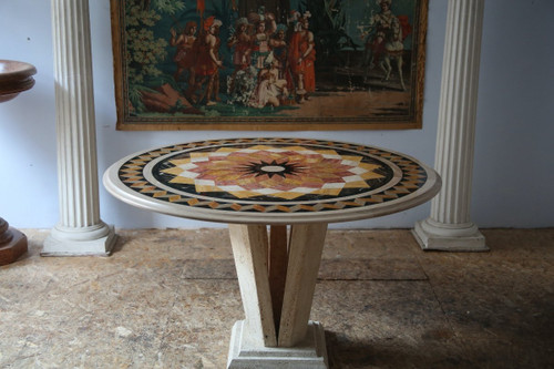 Table in travertine and marble marquetry, 20th century Italian work.