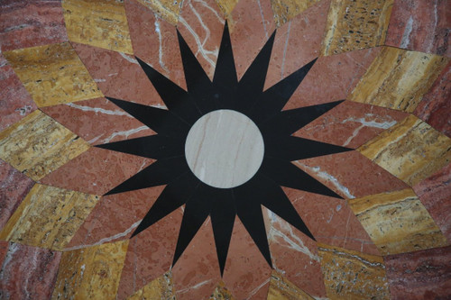 Table in travertine and marble marquetry, 20th century Italian work.