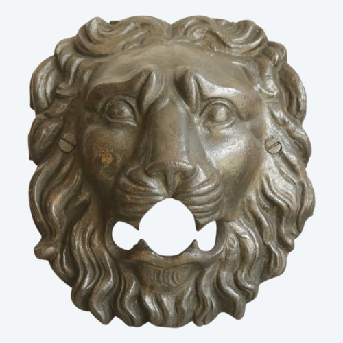 Fountain mouth in patinated cast iron depicting a lion's head.