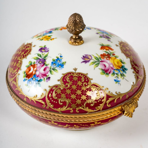 Jewelery box in porcelain and gilt bronze, Nap III period