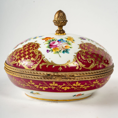 Jewelery box in porcelain and gilt bronze, Nap III period