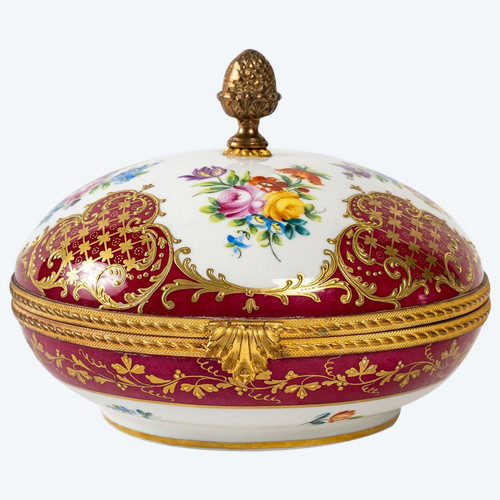 Jewelery box in porcelain and gilt bronze, Nap III period