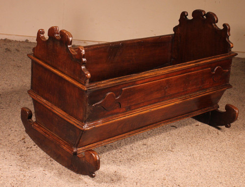 Italian Cradle In Walnut 17 ° Century