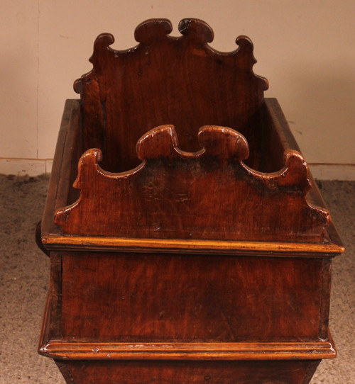 Italian Cradle In Walnut 17 ° Century