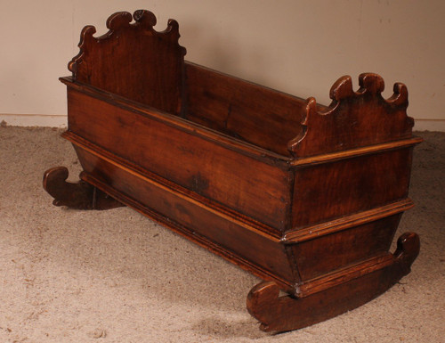 Italian Cradle In Walnut 17 ° Century