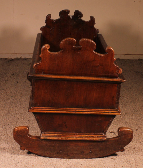 Italian Cradle In Walnut 17 ° Century