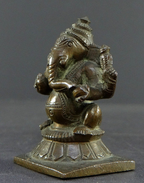 Indien, 19. Jh., Alte kleine Ganesh-Statue aus Bronze.