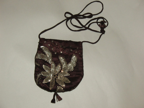 Reticule minaudière borsetta in raso ricamata con filo d'argento e canetilles XIX secolo