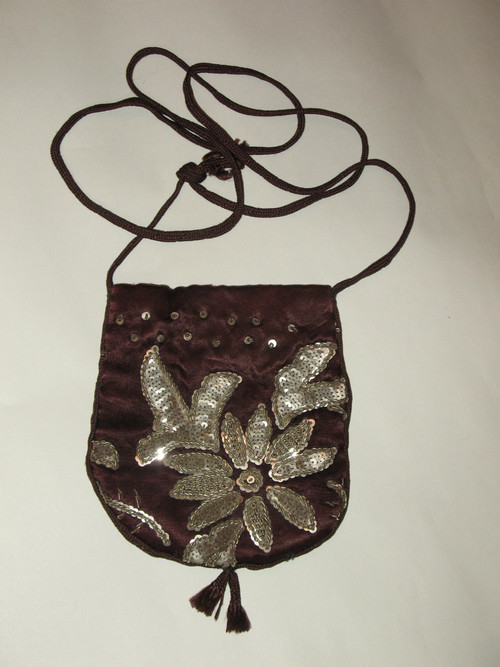 Reticule minaudière borsetta in raso ricamata con filo d'argento e canetilles XIX secolo