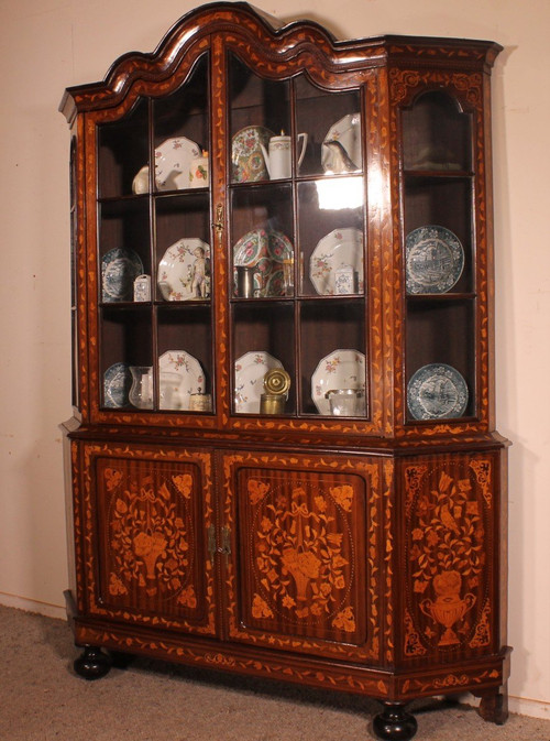 Holländische Vitrine mit Holzeinlegearbeiten und Blumendekor