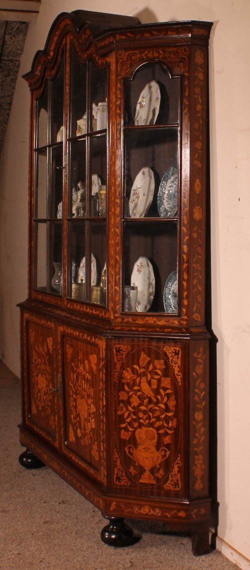 Holländische Vitrine mit Holzeinlegearbeiten und Blumendekor