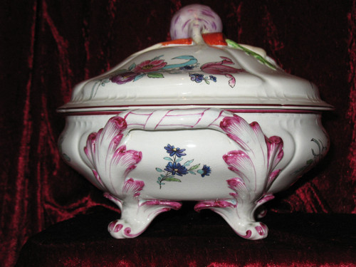 Part of a table service in fine Bordeaux earthenware, Strasbourg decor, th. 19th J. Old man