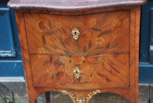 Petite Commode époque Louis XV  du XVIIIe siècle