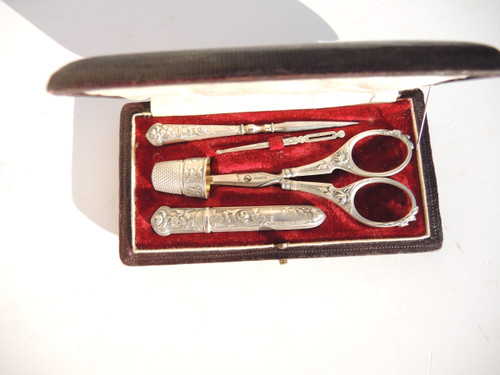 Embroidery sewing set Art nouveau box roses