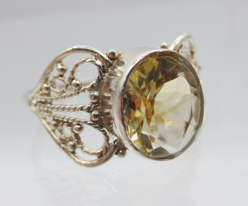 Bague sertie d'une citrine. 