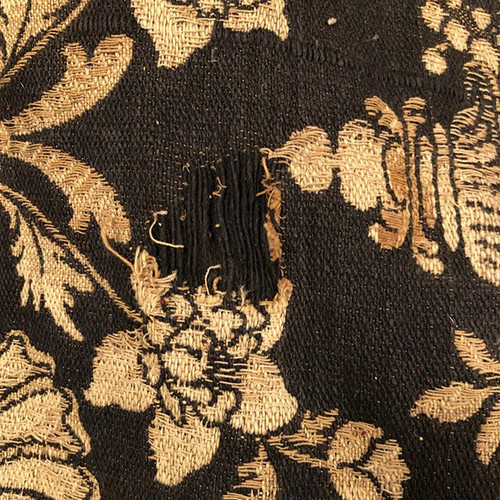 Tapisserie ancienne ou tapis de table sur fond noir à riches décors de vases Médicis et de fleurs