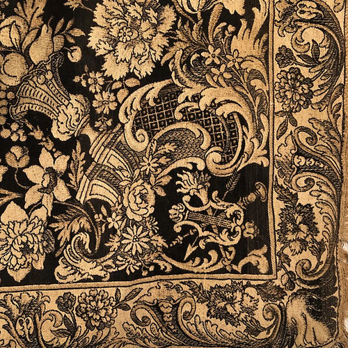 Tapisserie ancienne ou tapis de table sur fond noir à riches décors de vases Médicis et de fleurs