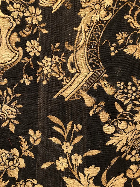 Tapisserie ancienne ou tapis de table sur fond noir à riches décors de vases Médicis et de fleurs