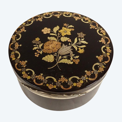 Small Round Box in Gold Stitched Tortoiseshell Bouquet Flowers Garlands 18th Century