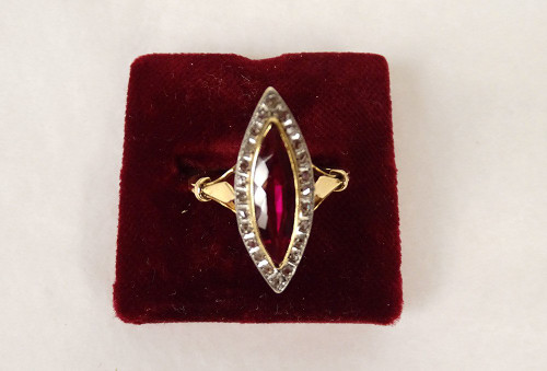 Marquise-Ring, 18 Karat Massivgold, Rubin, kleine rosa Diamanten, PB 2,94 g, 20. Jahrhundert