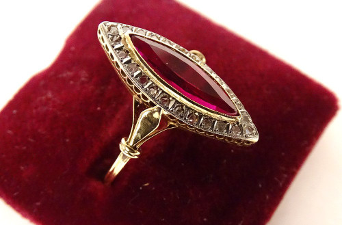 Marquise-Ring, 18 Karat Massivgold, Rubin, kleine rosa Diamanten, PB 2,94 g, 20. Jahrhundert