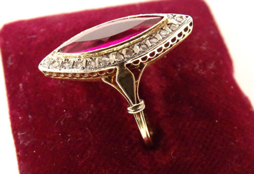 Marquise-Ring, 18 Karat Massivgold, Rubin, kleine rosa Diamanten, PB 2,94 g, 20. Jahrhundert