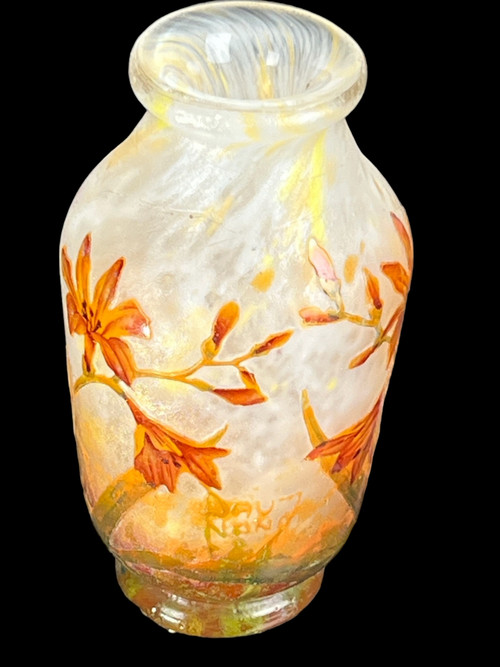 VASO “DAUM NANCY” IN VETRO CAMMEO INCISO ALL'ACIDO DECORO “FIORI FREESIA”