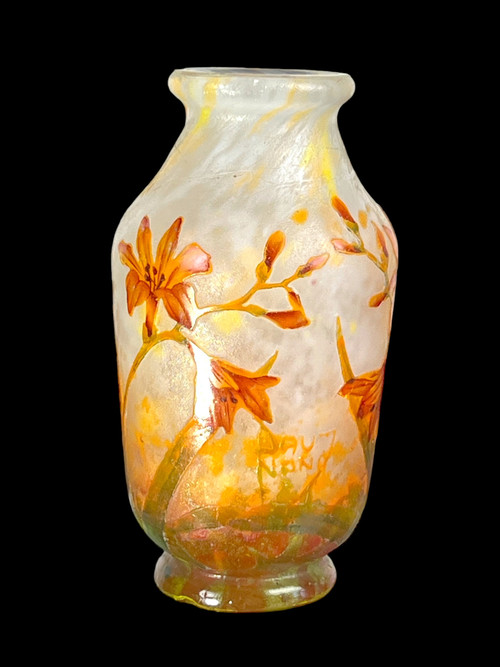 VASO “DAUM NANCY” IN VETRO CAMMEO INCISO ALL'ACIDO DECORO “FIORI FREESIA”