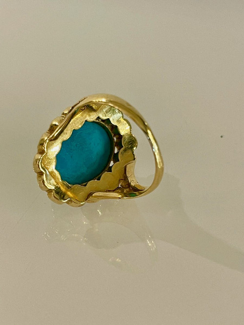 Important Gold Ring Set with a Turquoise Surrounded by Pearls.