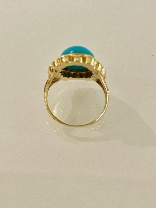 Important Gold Ring Set with a Turquoise Surrounded by Pearls.