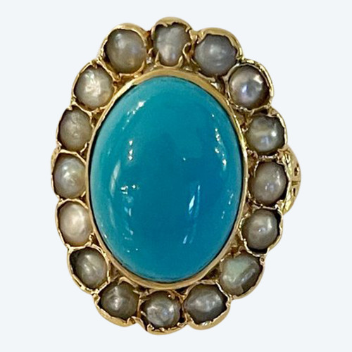 Important Gold Ring Set with a Turquoise Surrounded by Pearls.