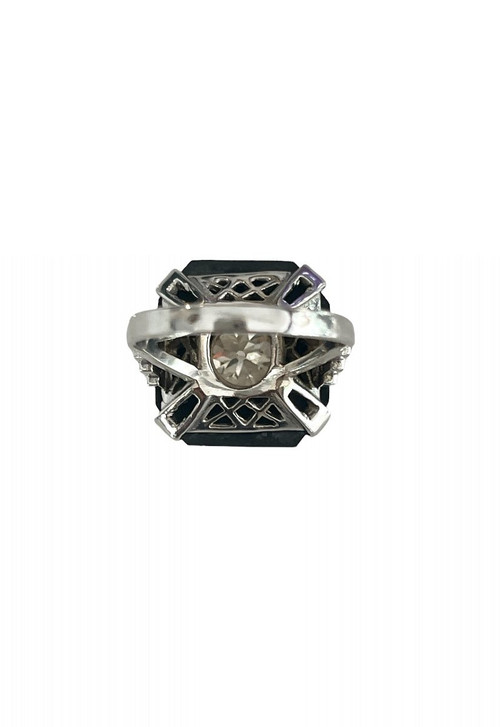 Art-deco ring in gold, onyx and diamonds.