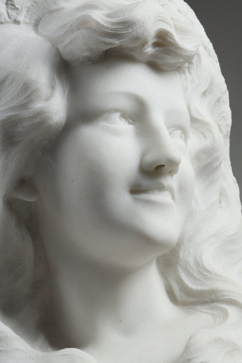 Busto di giovane donna in marmo di Carrara, XIX secolo