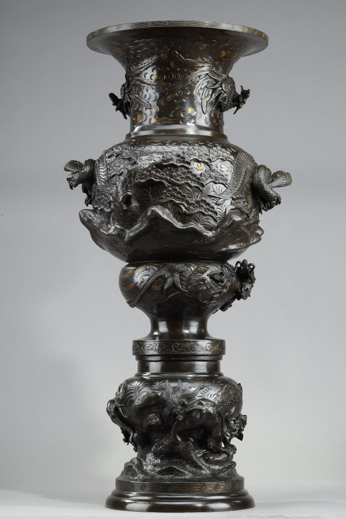 Grand vase en bronze sculpté de chimères, dragons, rapaces et phœnix.