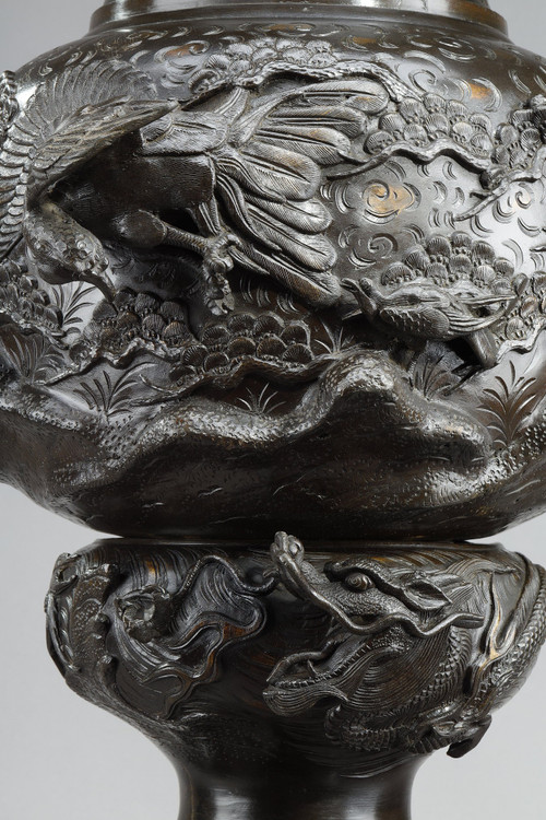 Grand vase en bronze sculpté de chimères, dragons, rapaces et phœnix.