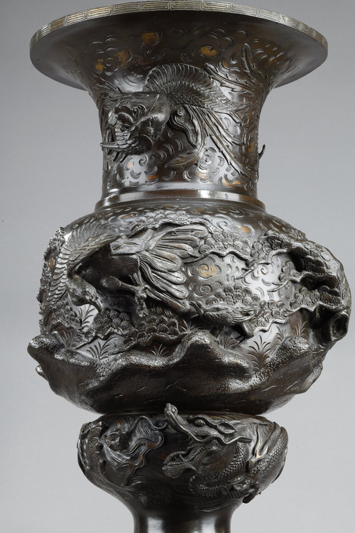 Grand vase en bronze sculpté de chimères, dragons, rapaces et phœnix.