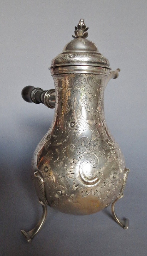 Tripod jug in solid silver, late 18th century.