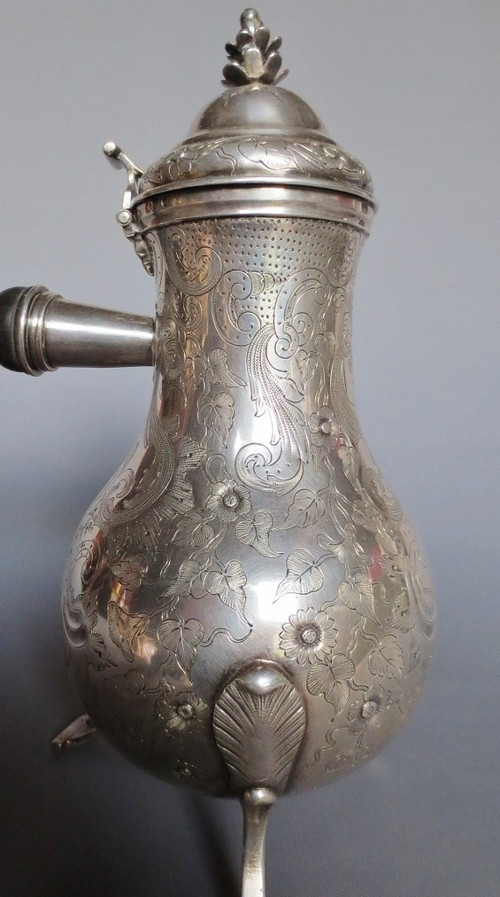 Tripod jug in solid silver, late 18th century.