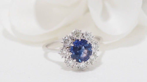 Bague marguerite en or blanc, saphir de Ceylan et diamants