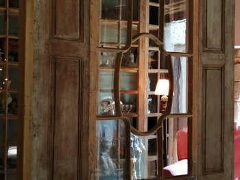 Uso di vecchi materiali nella decorazione di porte e finestre persiane in legno