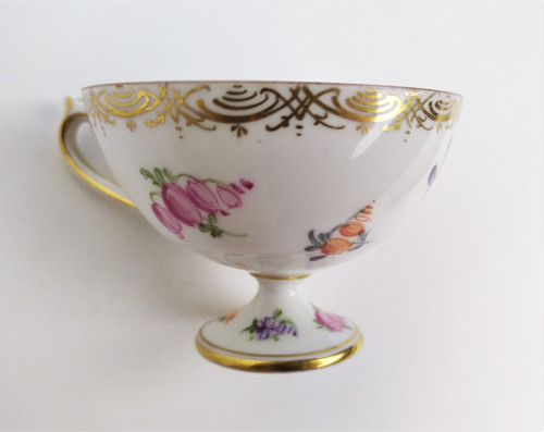 Vecchia tazza di porcellana di Dresda