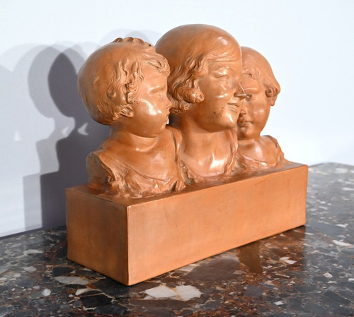 Group in Patinated Terracotta, “Mother and her children”, signed P. Dumont, Art Deco – 1920