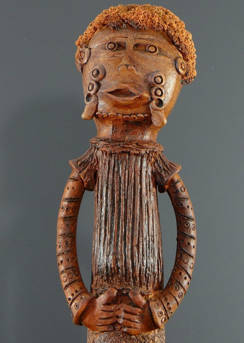 France, Années 1960, Grande Sculpture Anthropomorphe De Style Africaniste En Terre Cuite.