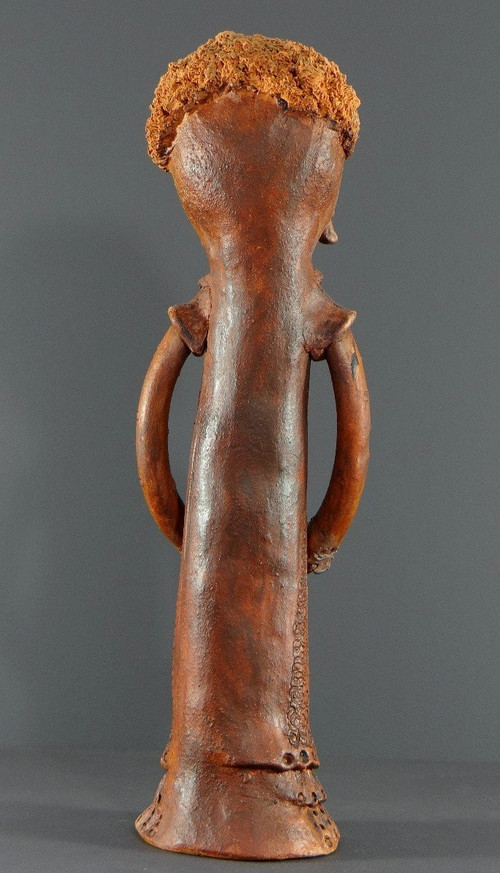 France, Années 1960, Grande Sculpture Anthropomorphe De Style Africaniste En Terre Cuite.