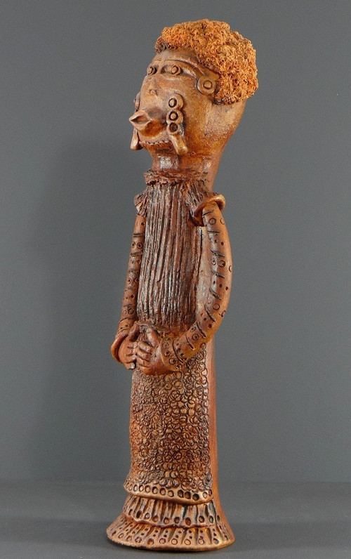 France, Années 1960, Grande Sculpture Anthropomorphe De Style Africaniste En Terre Cuite.