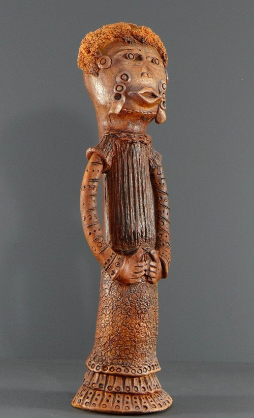 France, Années 1960, Grande Sculpture Anthropomorphe De Style Africaniste En Terre Cuite.