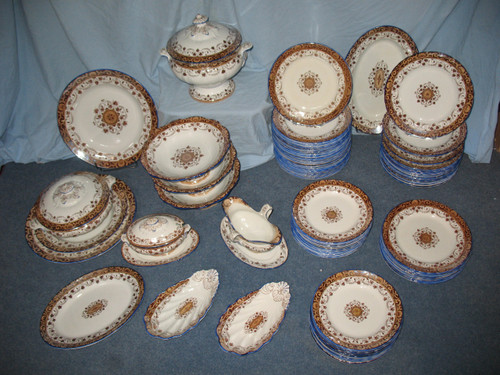 87-piece dinner service in fine Bordeaux earthenware, Louis XV decor, th. 19th J. Old man