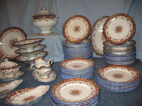 87-piece dinner service in fine Bordeaux earthenware, Louis XV decor, th. 19th J. Old man