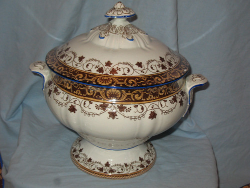 87-piece dinner service in fine Bordeaux earthenware, Louis XV decor, th. 19th J. Old man